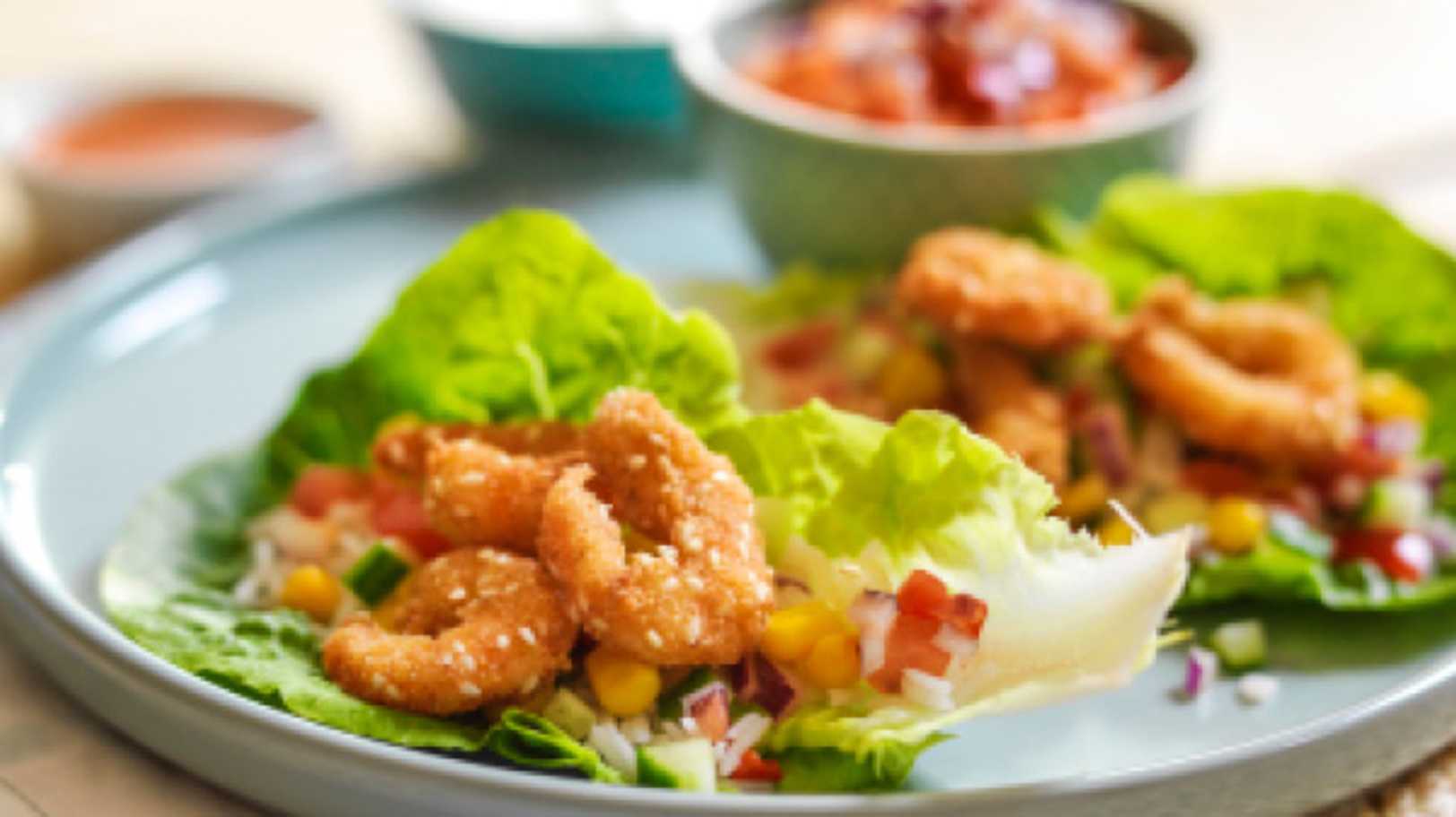 Crispy reker i hjertesalat med salsa