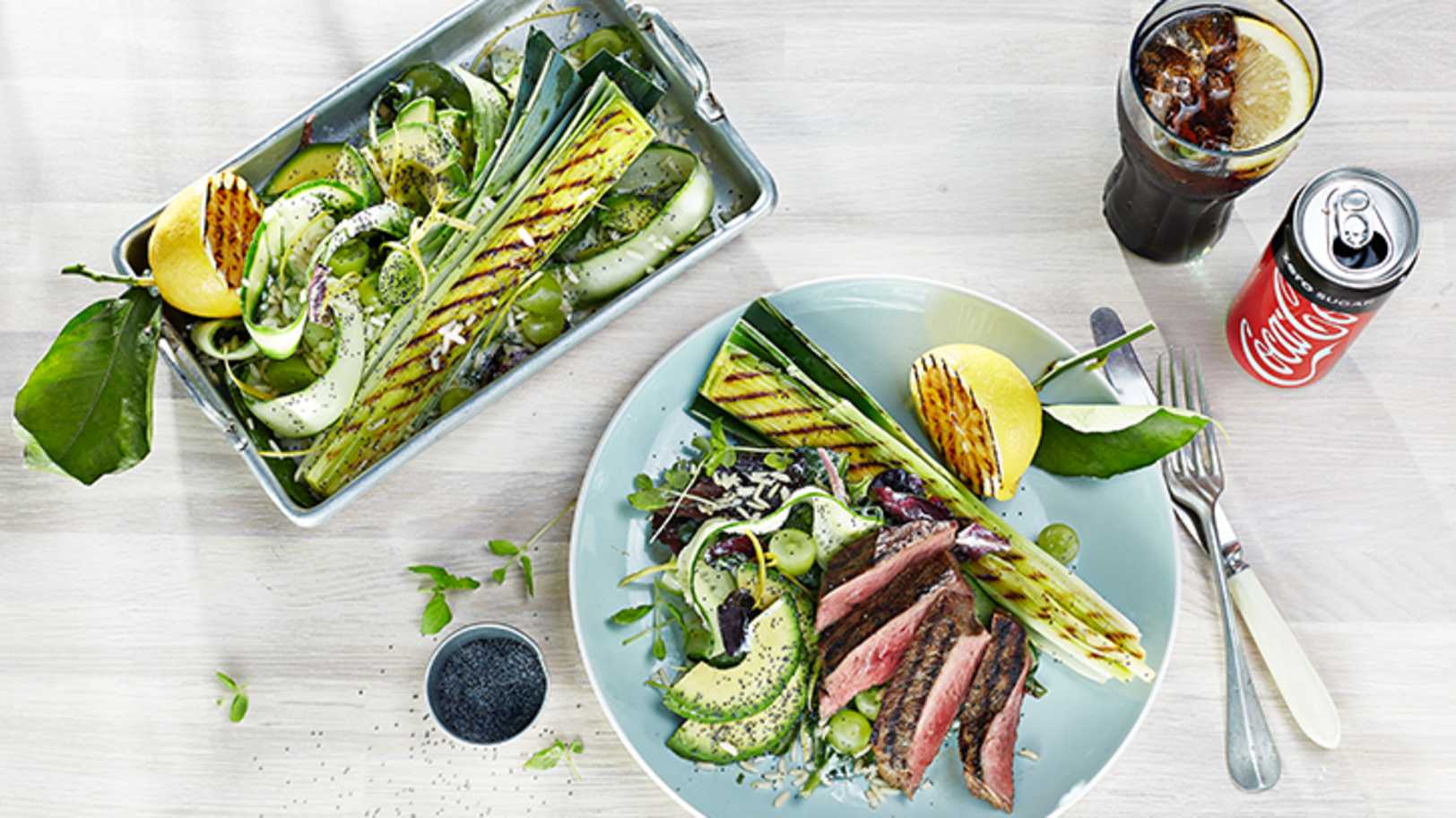 Biff med ris-salat og grillet purreløk