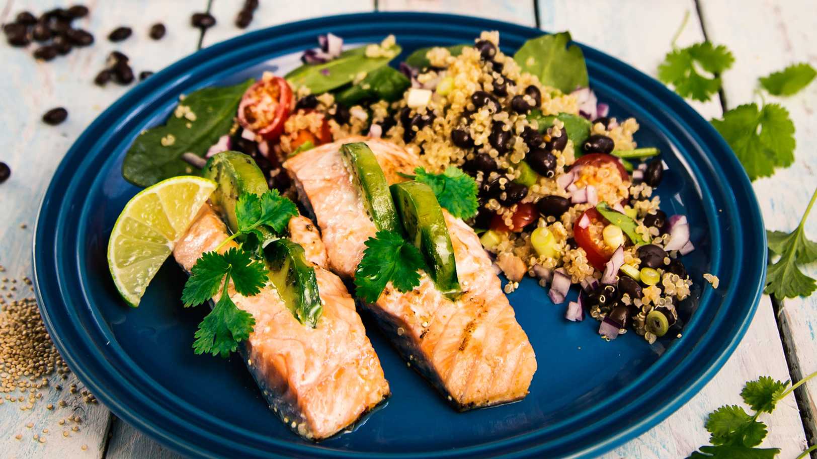 Laks med avokadofyll og quinoa