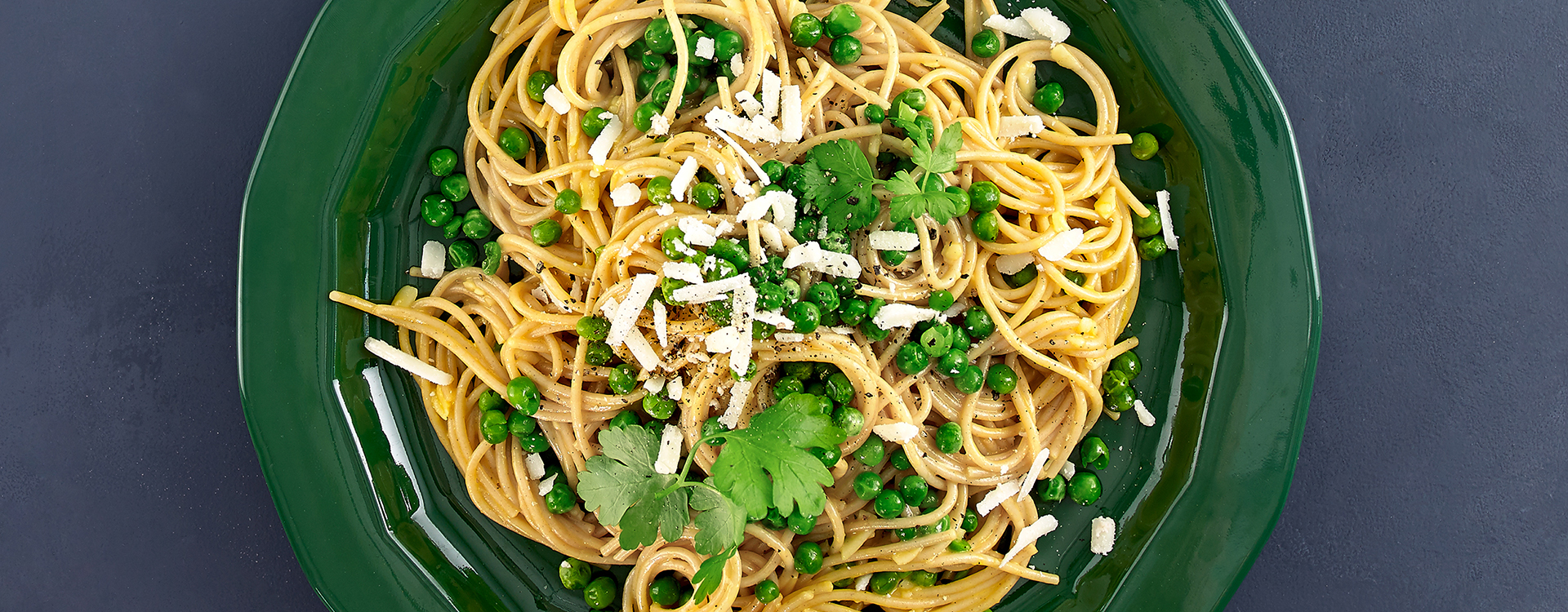 Pasta a lá carbonara med grønne erter og persille