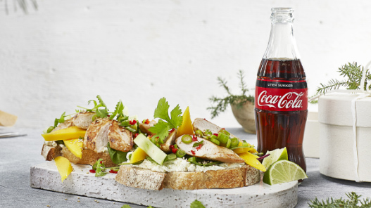 Middagstoast med skivet kyllingfilet, friske urter og spicy salat