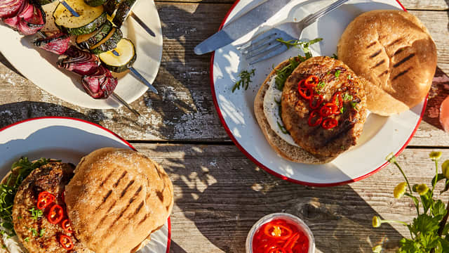Kyllingburgere med grillede grønnsaker, syltet chili og gresk dressing