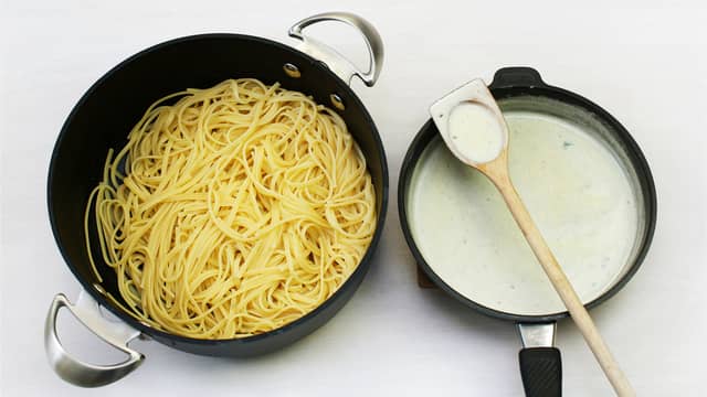 Kok opp fløten. Trekk kjelen av varmen og pisk inn osten. Hvis du vil ha sausen litt tykkere kan du jevne sausen med litt maisenna. Smak til med salt og pepper. Vend den ferdigkokte pastaen inn i ostesausen.