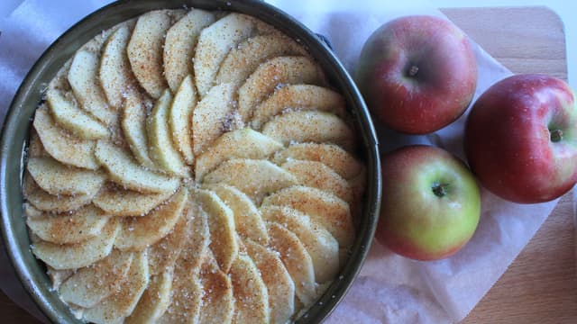 **Epler:** Skrell eplene, fjern kjernen og del opp i terninger. Bland inn sukker og kanel og fordel eplene med kanel og sukker i formen.