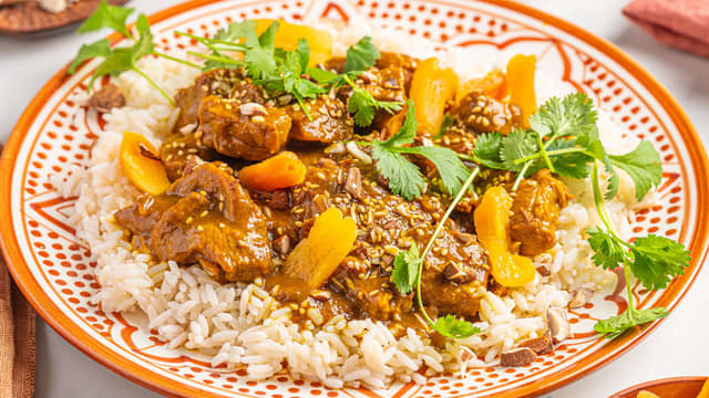 **Servering:** Topp lammegryten med skivet tørket aprikos, sesamfrø og hakkede mandler. Server gjerne med nykokt ris og godt brød til.