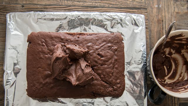 **Pynt:** Dekk hele den avkjølte kaken med sjokoladekrem.