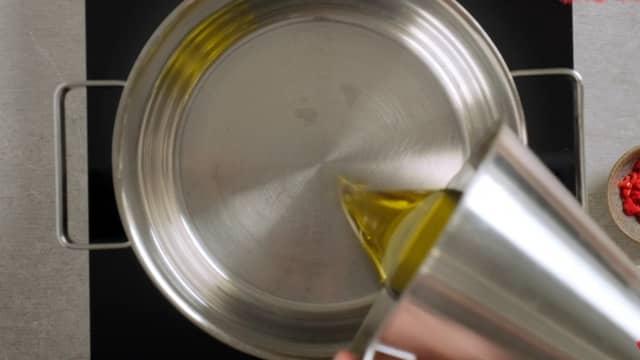 Varm opp olje til 160 grader i en dyp, tykkbunnet kjele eller gryte. For å sjekke om oljen er varm nok, stikker du en tresleiv ned i oljen. Dersom det bruser rundt sleiven, er oljen klar.