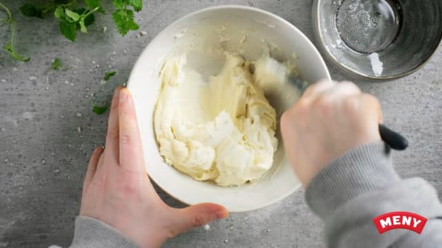 **Ostekrem:** Bland kremosten med melisen og rør godt sammen til osteblandingen blir kremete. Pisk fløte til krem og vend den forsiktig inn i osteblandingen.