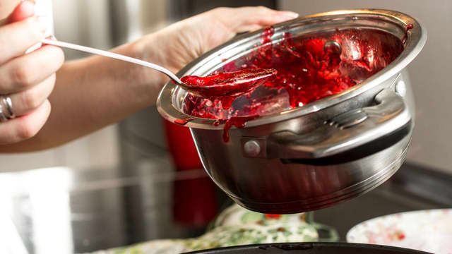 Ha saften tilbake i en kjele. Kok opp saften og la den koke i noen minutter. Tilsett sukkeret litt etter litt. Smak til underveis, og rør til sukkeret er oppløst.