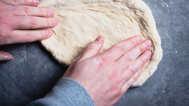 Strekk dem ut med hendene til ønsket størrelse og tykkelse. La kanten av pizzaen være litt tykkere.