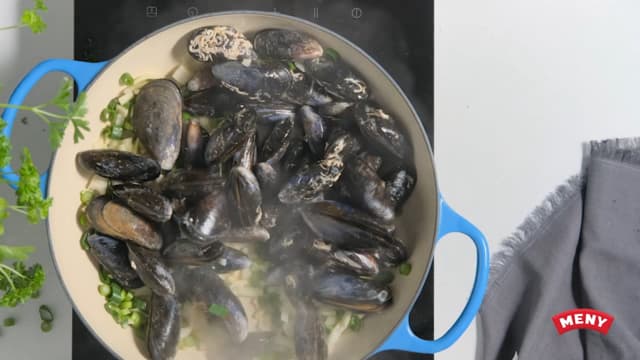 Tilsett blåskjellene, samt hvitvin eller eplejuice. Damp i 7-8 minutter, rist litt på kjelen etter halve tiden. Dersom noen skjell ikke har åpnet seg så kaster du disse nå. Resten er klare til servering.