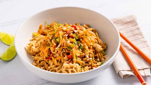 Nudler med kyllingkjøttdeig i peanøttsaus