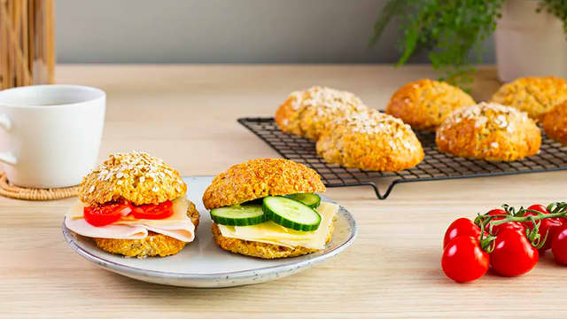 Eltefrie havrerundstykker med cottage cheese