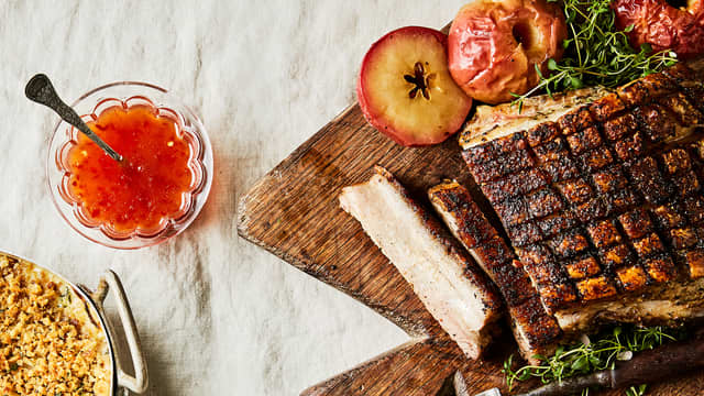 Urtemarinert ribbe med fennikelgrateng, chilimarmelade og bakte epler