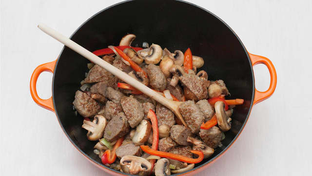 Stek sopp, løk, paprika og kjøttkakeskiver i olje i en gryte eller stekepanne, ca. 5 min.