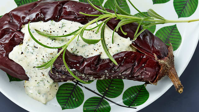 Bakt aubergine med ostekrem og rosmarin