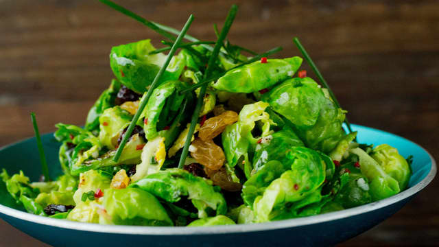 Bland til slutt inn rosiner og persille eller koriander.