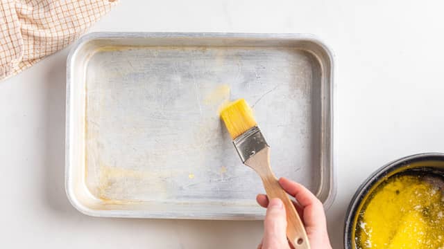 Smelt smøret i en kjele. Pensle bunnen av den ildfaste formen med smeltet smør.