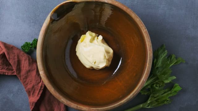 Bland majones, rømme, sennep, og finhakket purre. Smak til med litt chilisaus, salt og pepper etter smak.