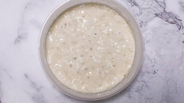 Ha plastfolie over poolishen, og la den stå på kjøkkenbenken i 12-24 timer, eller til den har hevet 2-3 ganger sin egen størrelse og er full av små bobler og hull på overflaten.