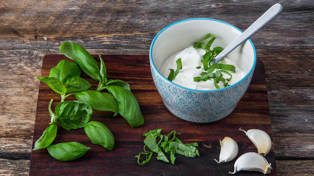 **Urtedipp:** Bland rømmen med finhakket basilikum og knust hvitløk. Smak til med salt og pepper.
