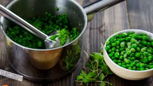 **Ertepuré:** Kok erter møre i vann sammen med hakket hvitløk. Hell av kokevannet og mos med en stavmikser eller foodprosessor. Rør inn smør og olje, og smak til med salt og pepper.