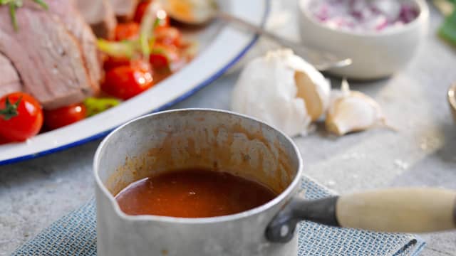 **Saus:** Sil sjyen gjennom en fin sil for å få bort alle de grove restene. Kok opp og tilsett en teskje med smør. Smak til med salt, pepper og litt sukker.