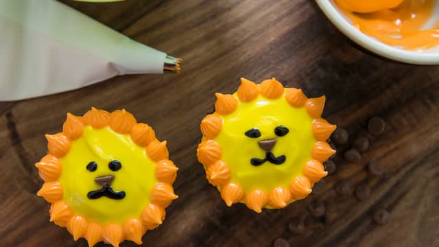 Sjokoladeknapp til nese og glasur til øyne og munn.