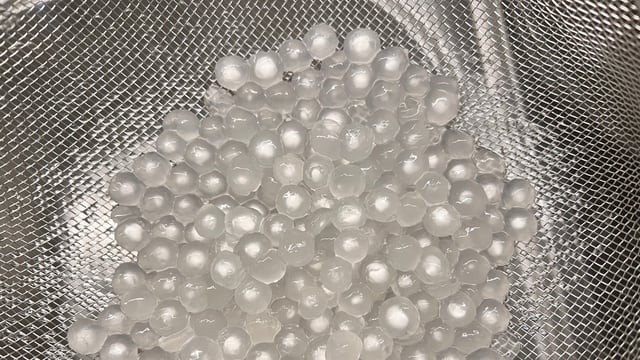 Sil av vannet av perlene i et dørslag. Skyll dem gjerne med litt vann.