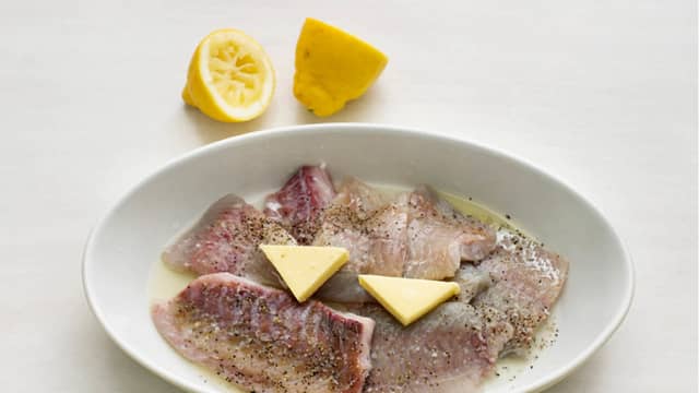 Rens og legg seifileten i en ildfast form. Ha over sitronsaft, krydre med salt, pepper og sitronpepper, og ha i 1 ss smør i formen. Stek fisken i ovnen på 220C i ca. 8-10 min.