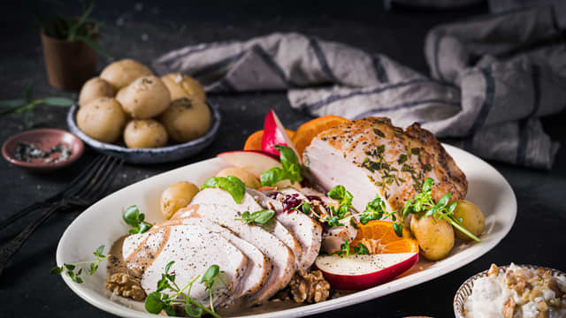 La kalkunbrystet hvile i 10 minutter før det tas ut av posen, skjæres i skiver og serveres med godt tilbehør.