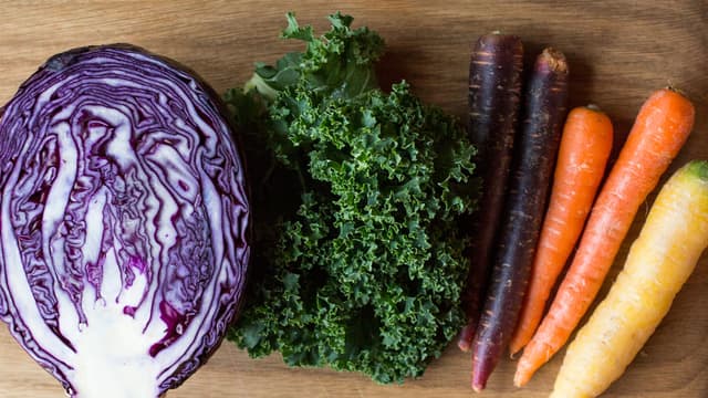 Rens og skjær alle grønnsakene i tynne strimler.