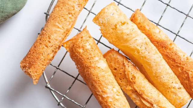 Avkjøl kakene på rist og oppbevar i en tett boks, gjerne i et kjølig rom. Da vil holdbarheten være minst 1 måned.