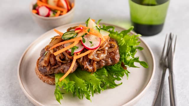 Karbonadesmørbrød med stekt løk og sursøte grønnsaker