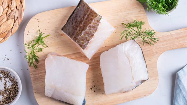 **Skrei:** Skjær skreien i porsjonsstykker og krydre dem med salt og pepper.