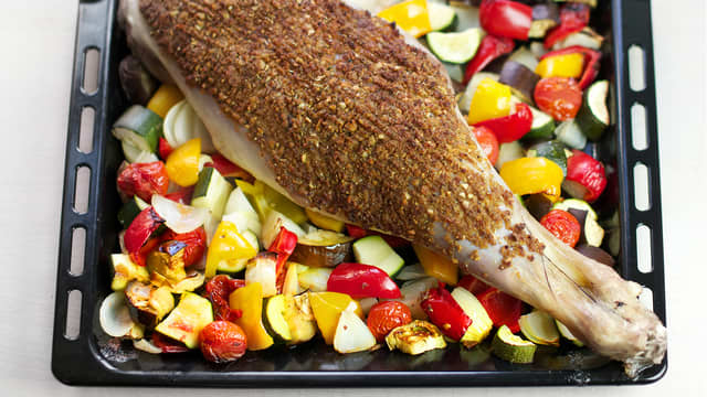 **Stek lammelåret på 175 grader i ca. 1,5 time**, til det har en kjernetemperatur på 70 grader. La kjøttet hvile litt før servering.