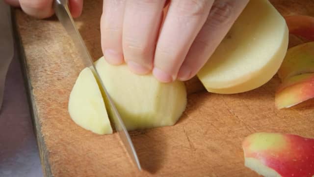 Kutt eplene i grove biter. Ha dem deretter over i en kjele, sammen med eplejuice, sukker og krydder.