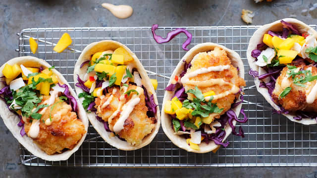 Friterte fisketacoer med hot mayo, mangosalsa og kokosflak