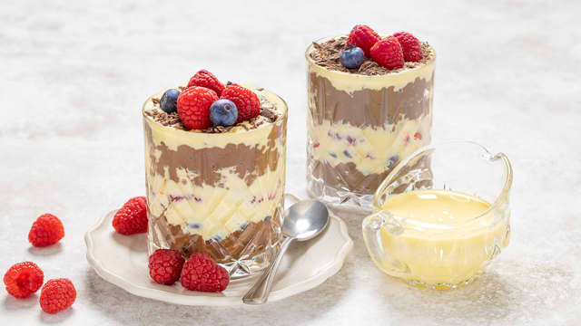 Sjokoladepudding med vaniljesaus og friske bær