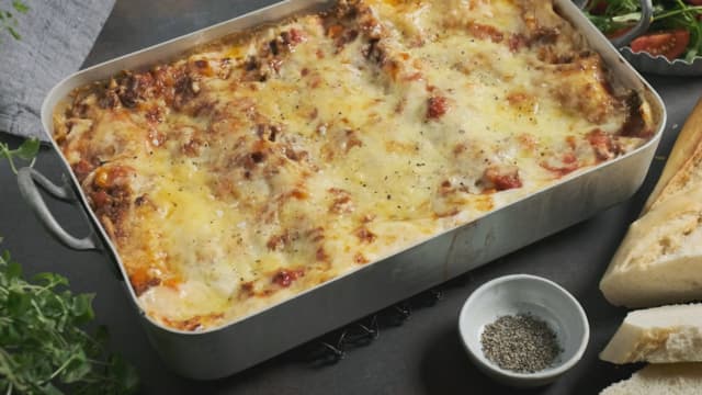 Stek lasagnen i ovnen på 180 grader i ca 45-60 minutter. La den avkjøles i 10 minutter før du skjærer i den, da får sausen "satt seg" og du kan skjære pene biter.