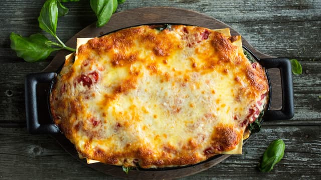 Bak lasagnen midt i ovnen ved 200 grader i ca. 30 minutter, eller til overflaten er gyllen og pastaen ferdig kokt.