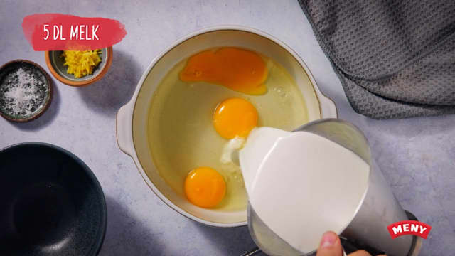 **Pannekakerøre:** Knekk eggene i en bolle og tilsett melk. Visp godt sammen.