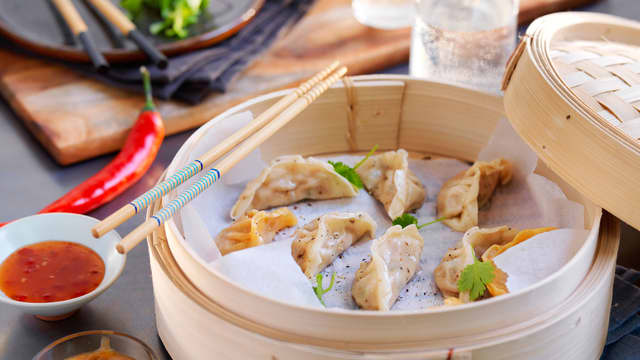 **Damping:** Bruk gjerne en bamusdamper til å dampe dumplingsene. Legg bakepapir i bunnen og dumplings oppå. Damp over kokende vann i ca. 8 minutter.