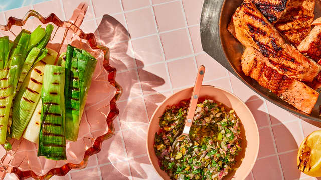 Grillet vårløk og purre med pistasjdressing