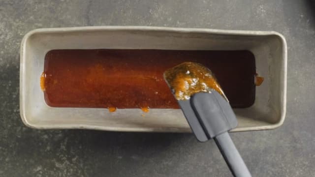 Hell karamellen i en avlang brødform på ca 1,5 liter. La den kjøle seg ned på benken.