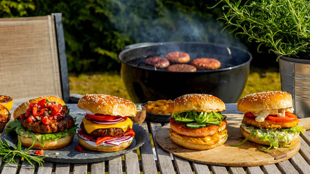Fire typer burgere på grillen