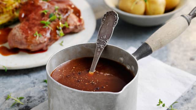 Ha i rødvin og honning. Kok inn til ca. 1/3 gjenstår. Ha i kraft og timian. Kok inn til ønsket smak og konsistens. Dra kjelen av varmen og pisk inn smøret. Smak til med salt og pepper.