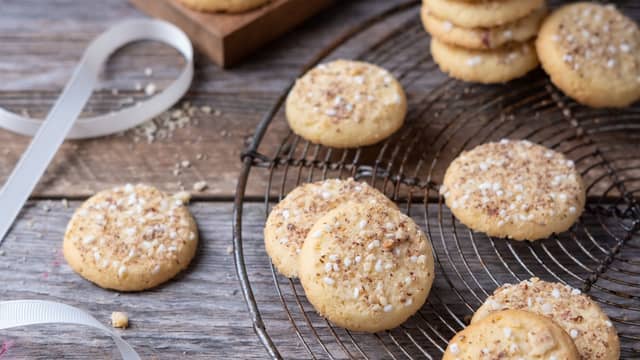Pensle med egg og dryss over hakkede mandler og perlesukker. **Stek julekakene på 190 grader,** midt i ovnen, til de er gylne.