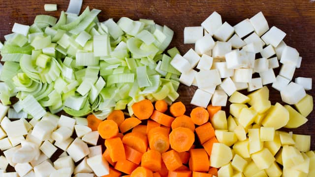 **Lammefrikassé:** Kutt grønnsakene i passende biter og kok møre sammen med kjøttet i ca. 10 minutter.