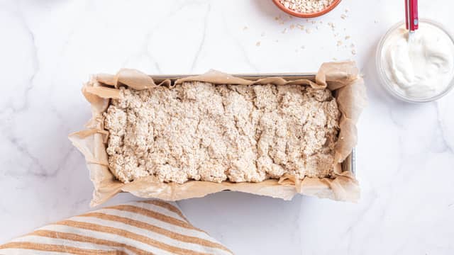 Dekk en brødform med bakepapir, eller smør den godt. Ha deigen i formen.